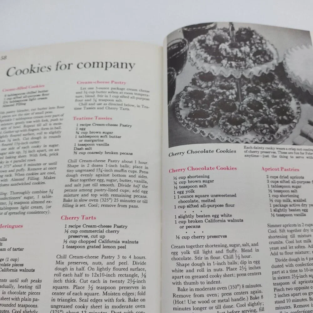 Vintage 1963 Better Homes & Garden Hardcover Cookbook Snacks And Refreshments - Picture 10 of 13